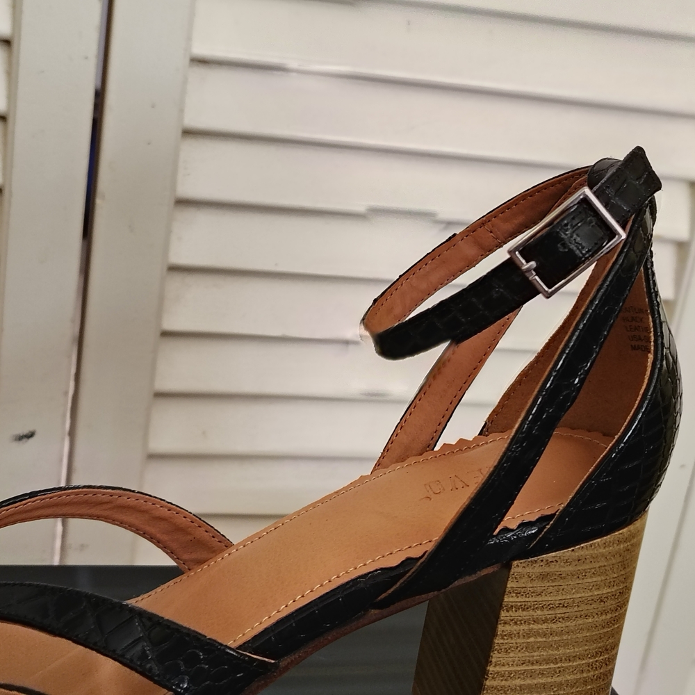 NWT Crevo Black Croc-Embossed Strappy Block Heel Sandals Size 9.5 - Picture 9 of 15